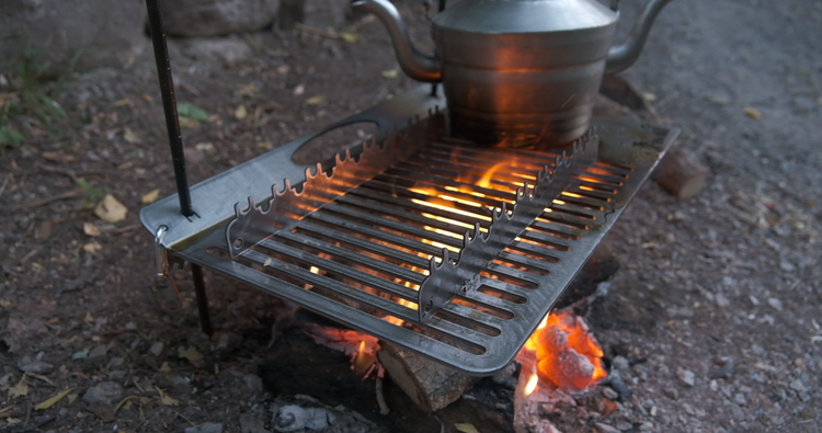 The Favilla Cumbo Outdoor Kochsystem – Edelstahl Kocher mit Teebereiter & Frischhaltefach, höhenverstellbar, zerlegbar & mit Tragetasche – Camping Feuerkocher