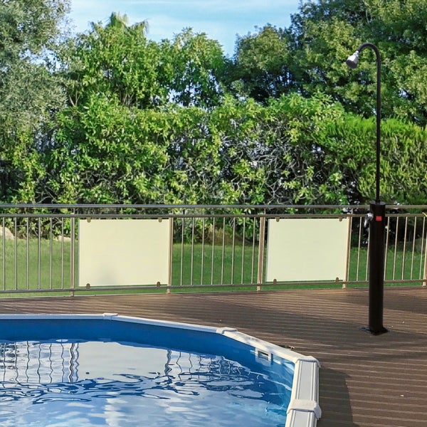 Außenpool mit Gartendusche auf Holzdeck