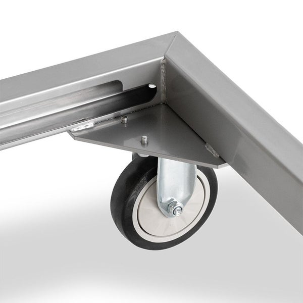 Detailaufnahme einer Rollenhalterung an einem Metallgestell für Werkstattbedarf