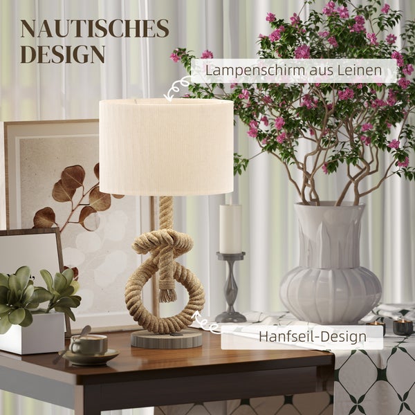 Tischleuchte im nautischen Design mit Leinenschirm und Hanfseil-Fuß in Knotenform auf einem dekorierten Holztisch in heller Atmosphäre.
