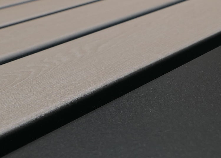 Nahaufnahme von Terrassendielen aus Holz und Kunststoff