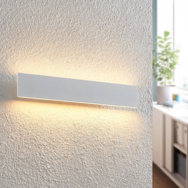 Moderne LED-Wandleuchte mit Up-and-Down-Effekt an einer strukturierten Wand.