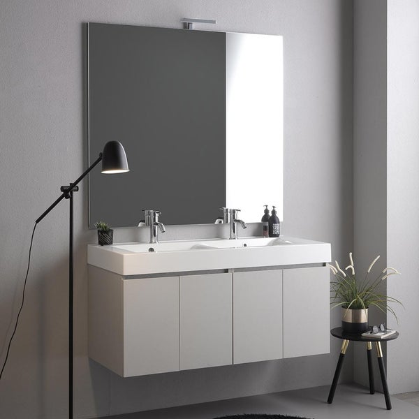 Modernes Badezimmer mit einem hängenden Doppelwaschtisch, großem Wandspiegel mit Leuchte, zwei Wasserhähnen und minimalistischem Design.