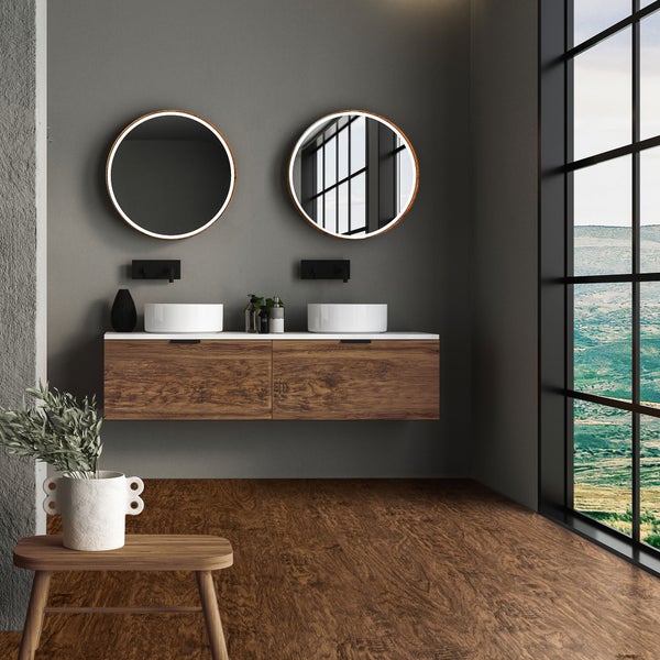 Modernes Badezimmer mit Doppelwaschtisch, Holzwaschunterschrank, zwei runden LED-Spiegeln und großen Fensterfronten mit Ausblick.