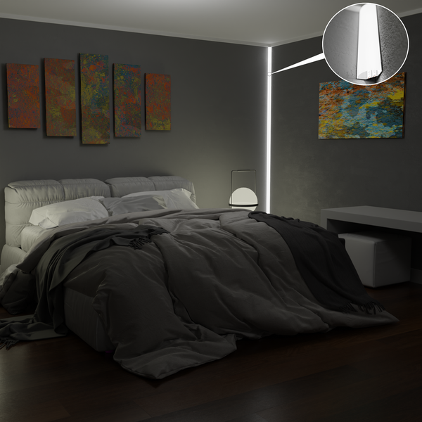 Schlafzimmer mit Bett, Nachttischlampe und Wandkunst