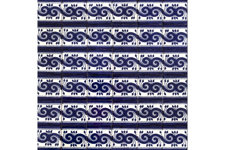 Fliesenmuster mit floralem Dekor