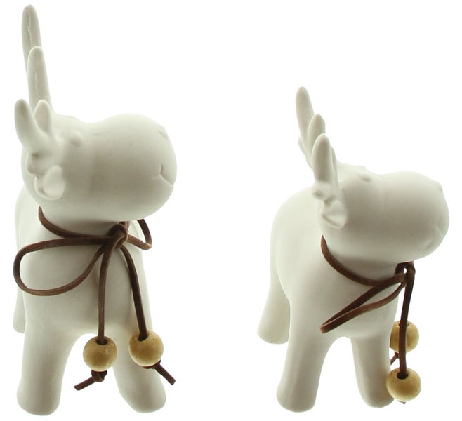 Zwei weiße Elchfiguren mit Dekoband und Holzperlen