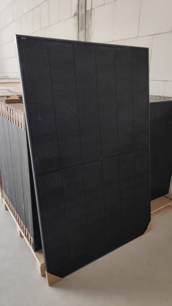 Stapel Solarzellen auf einer Palette