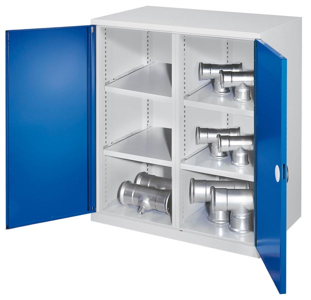 Stahlschrank mit Regalböden und Rohren