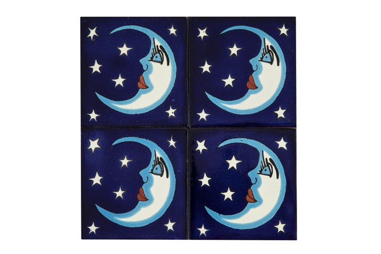 Vier blaue Fliesen mit Mond- und Sternmotiven