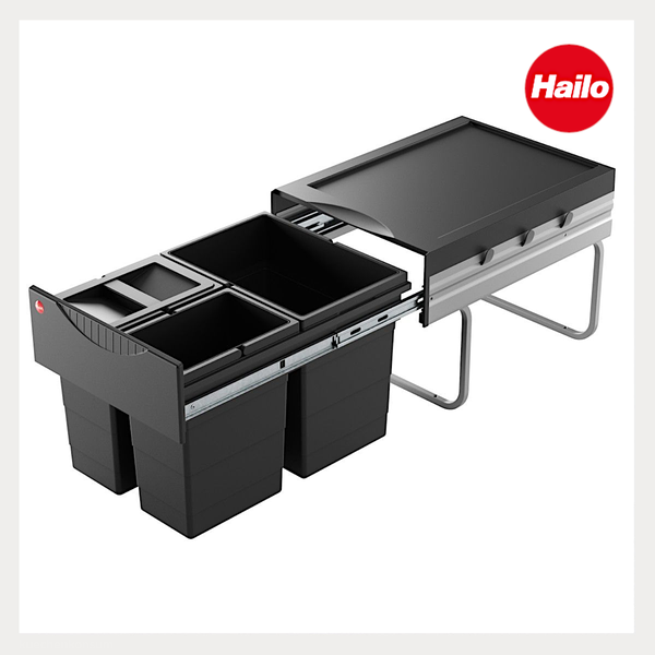 Hailo Mülltrennsystem mit drei schwarzen Behältern, oberer Ablage und Auszugsschienen aus Metall. Hailo Logo.