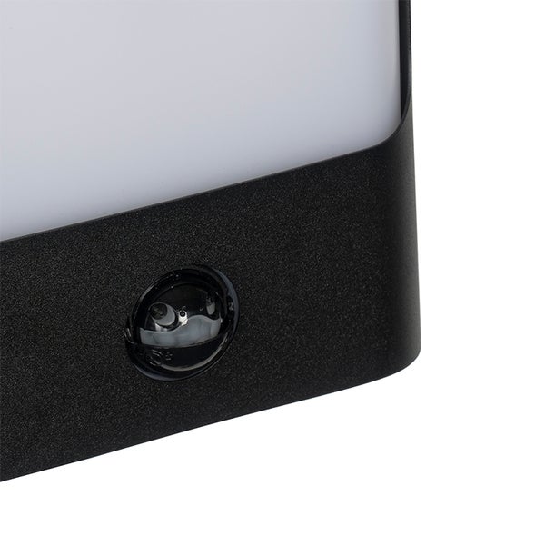 Nahaufnahme eines integrierten Bewegungssensors an einer Außenleuchte.