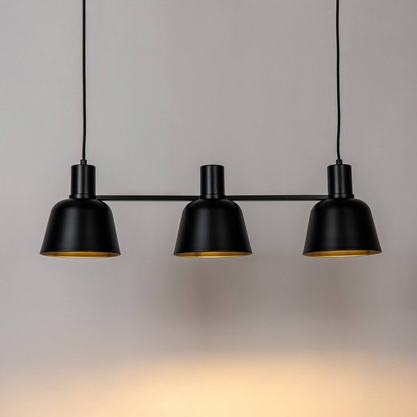 Schwarze Hängelampe mit drei Leuchten für den Innenbereich