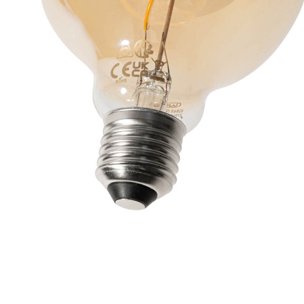 Nahaufnahme eines E27 Schraubsockels einer LED-Filamentlampe mit CE, UKCA und RoHS Zertifizierungszeichen.