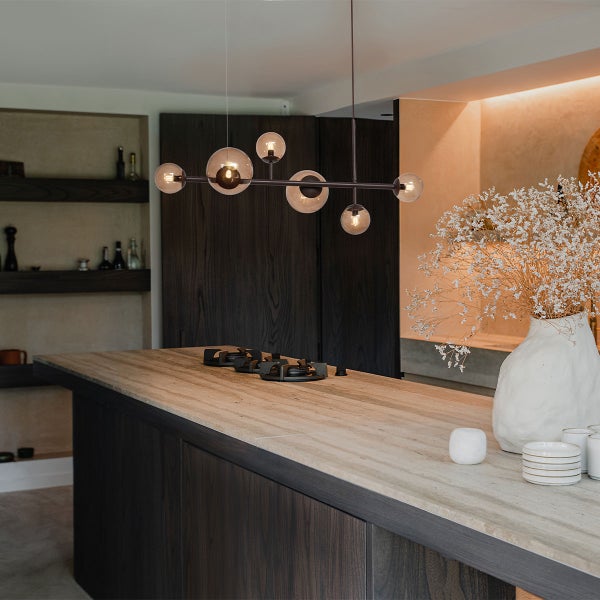 Moderne Küche mit Esstisch und Hängelampe mit Glaskugeln