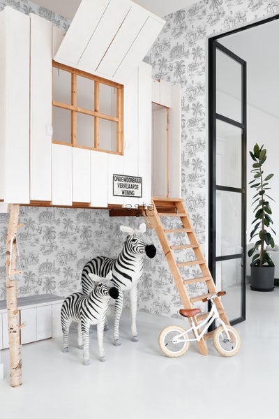Spielzimmer mit Baumhaus, Zebradeko und gemusterter Tapete