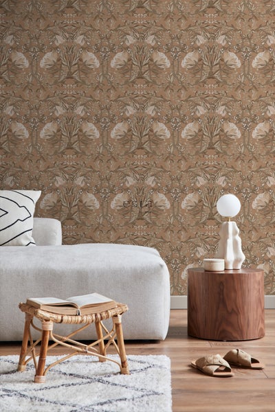 Dekoratives Wohnzimmer mit Couch, Beistelltisch und gemusterter Tapete.
