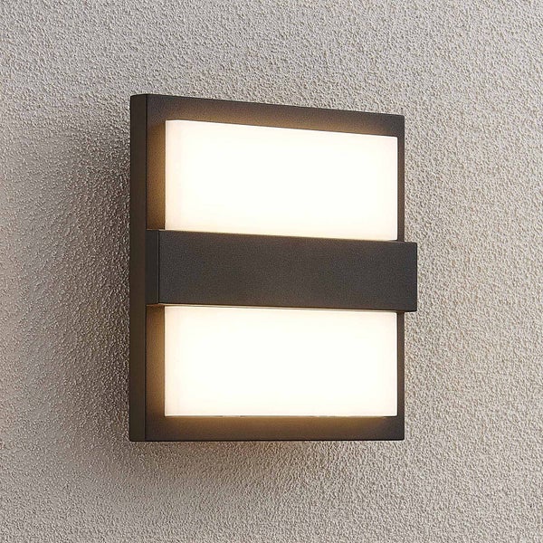 Rechteckige LED-Außenwandleuchte mit anthrazitfarbenem Metallrahmen und zwei horizontalen Lichtflächen auf einer verputzten Wand.