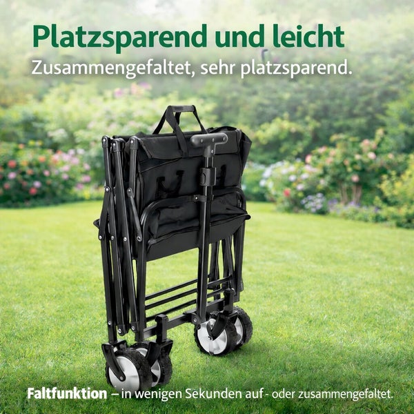 Zusammengeklappter Bollerwagen mit Faltfunktion auf einer Gartenwiese.