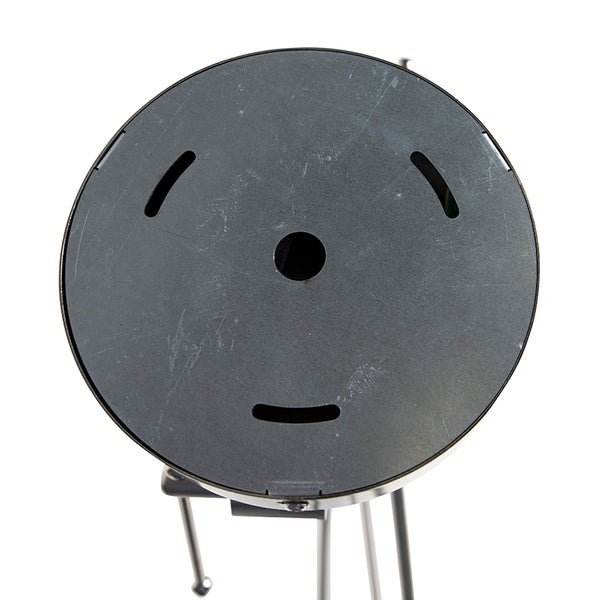 Runde Metallplatte mit Montageöffnungen für eine Leuchte.