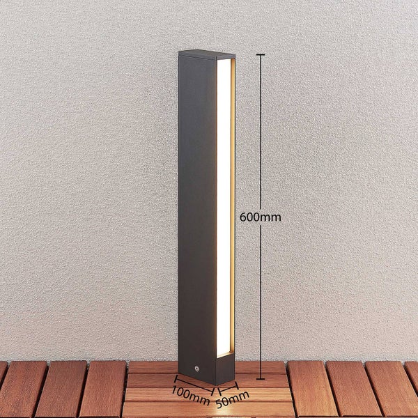 Anthrazitfarbene, rechteckige Außenstandleuchte mit Maßen von 600 Millimeter Höhe, 100 Millimeter Breite und 50 Millimeter Tiefe.