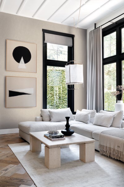 Wohnzimmer mit Sofa, Couchtisch und Dekoration