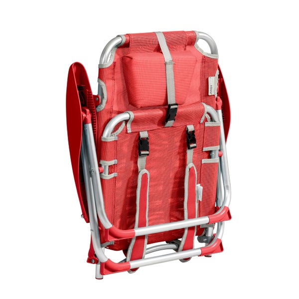 Zusammengeklappter roter Strandstuhl mit Rucksackgurten und Aluminiumgestell.