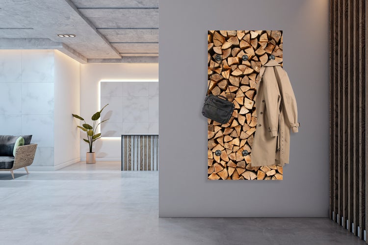 Garderobenpaneel mit Holzscheitermotiv, einer Tasche und einem Mantel in einem hellen Wohnraum