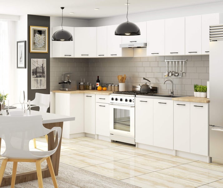 Helle Küche mit weißen Schränken, Esstisch und Stühlen