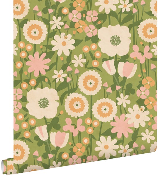 Vliestapete mit floralem Retromuster in Grün, Weiß, Rosa und Orange mit verschiedenen Blütenmotiven.