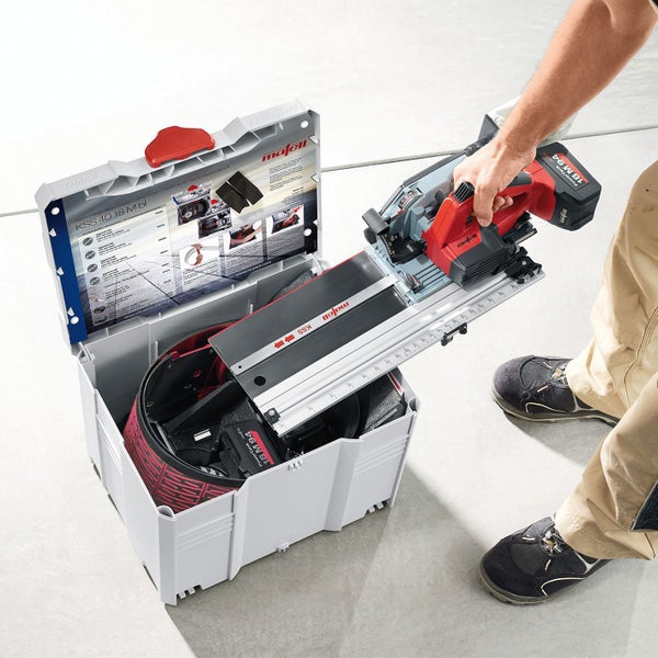 Mafell KSS 40 18M bl Akku Kappsäge im Systemkoffer T-MAX mit Akku und Zubehör zur Handhabung durch eine Person.