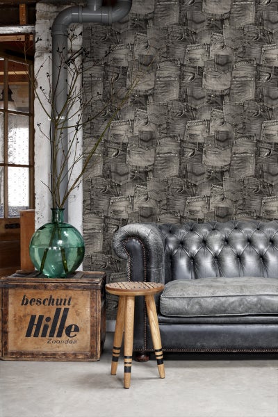 Wohnraum mit Sofa, Hocker, Holzkiste und Jeans-Tapete