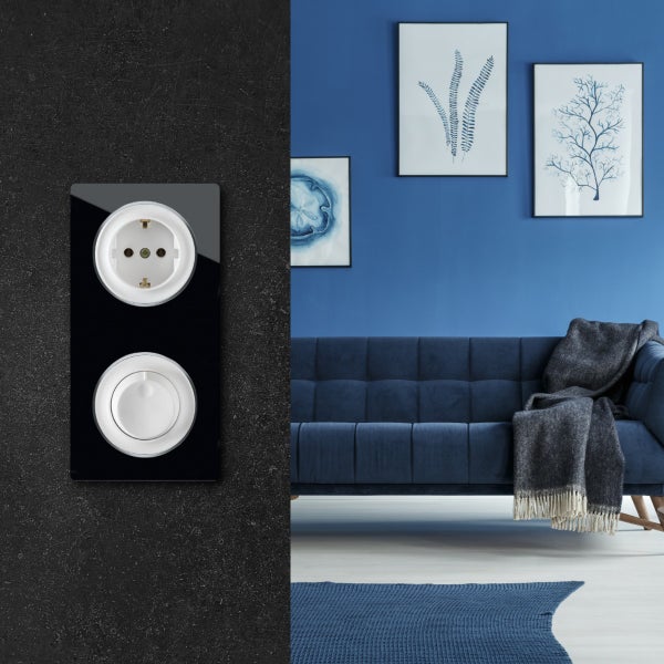Doppelsteckdose mit Schalter in einem modernen Wohnzimmer mit Sofa und Wandbildern.