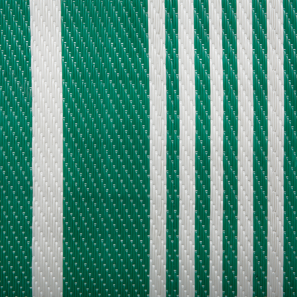 Grün und weiß gestreifte Kunststoffmatte aus gewebtem Polypropylen für den Außenbereich.
