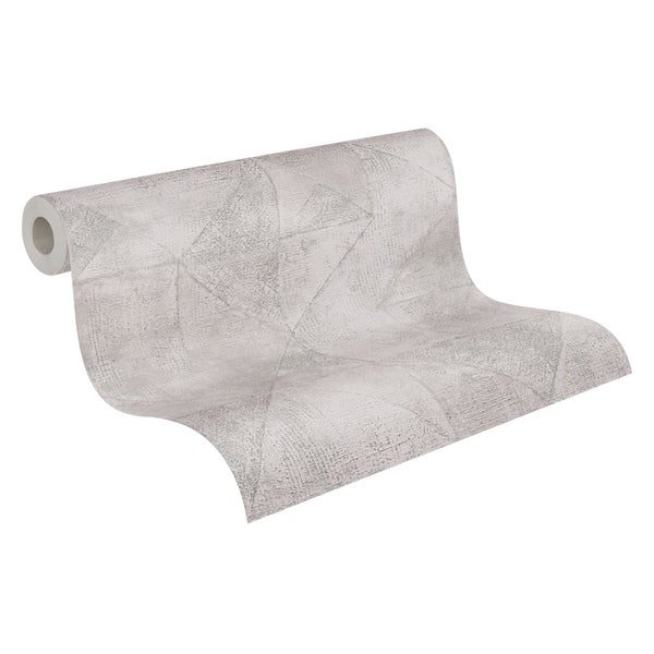 Wohnzimmer mit Sofa, Stehlampe und gemusterter Tapete