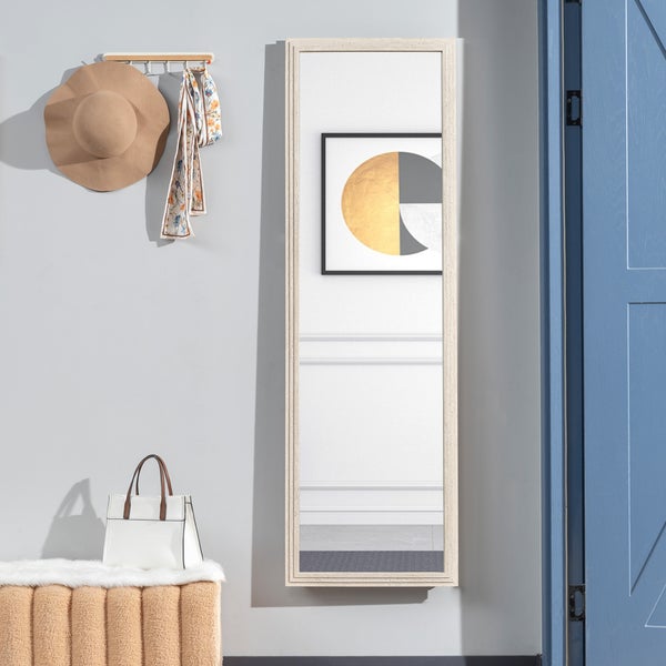 Szene mit einem Spiegel, einer Bank, einer Garderobe, einer Tasche, einem Hut und einem Schal