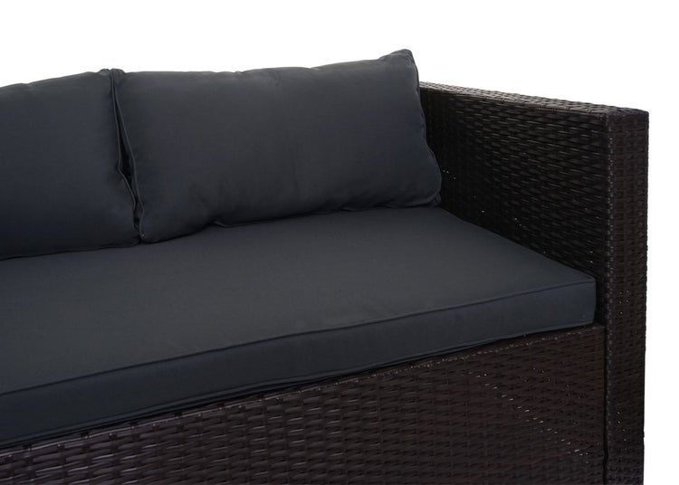 Nahaufnahme eines Gartensofas aus dunklem Polyrattan Geflecht mit grauen Sitzkissen und Rückenkissen.