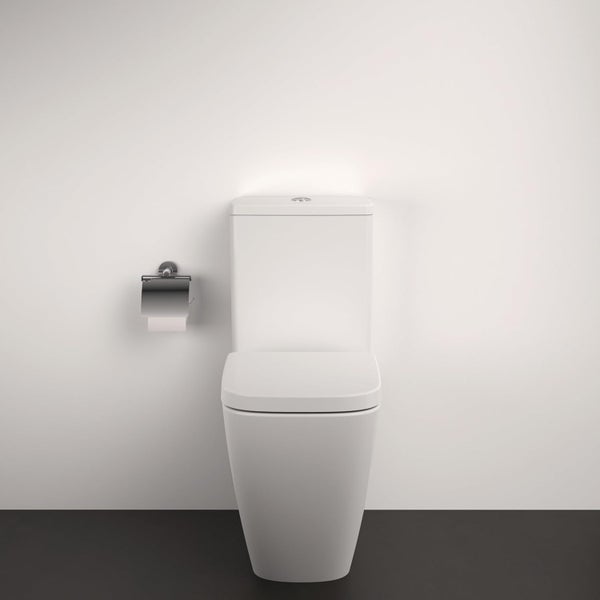 Stand-WC mit Toilettenpapierhalter im Badezimmer