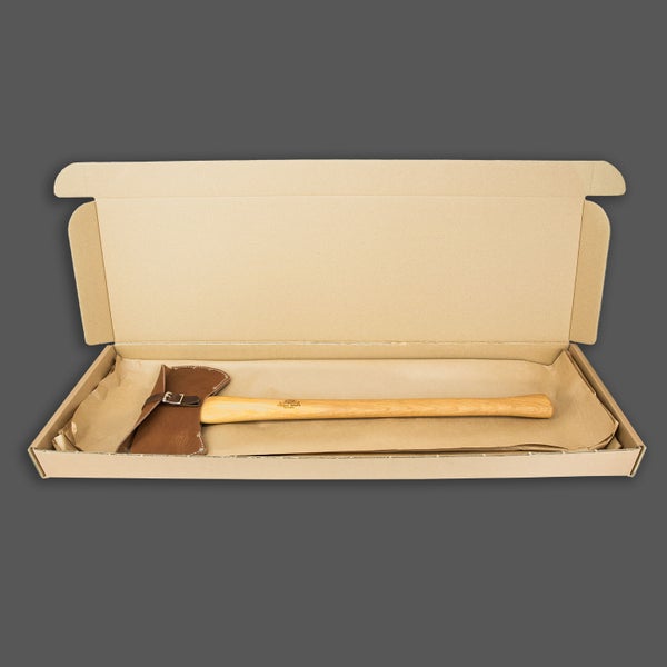 Helko Werk Axt mit Holzstiel in einer offenen Pappschachtel mit Lederschneidenschutz