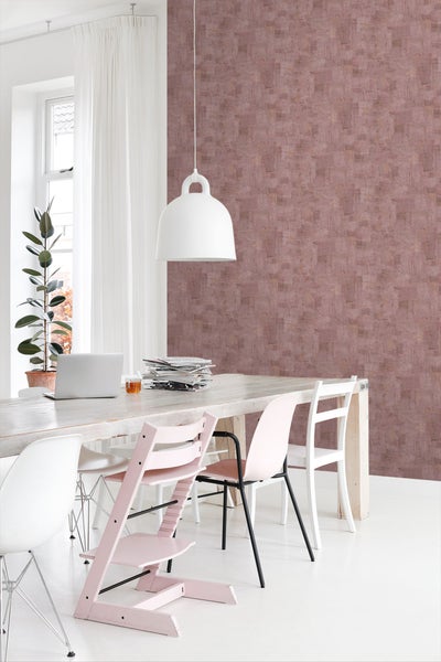 Esszimmer mit Holztisch, Stühlen und gemusterter Tapete