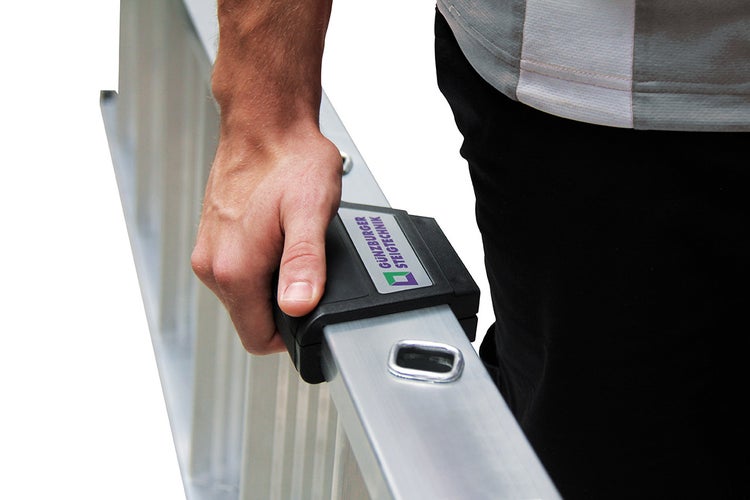 Hand hält eine Aluminiumleiter mit Günzburger Steigtechnik Logo