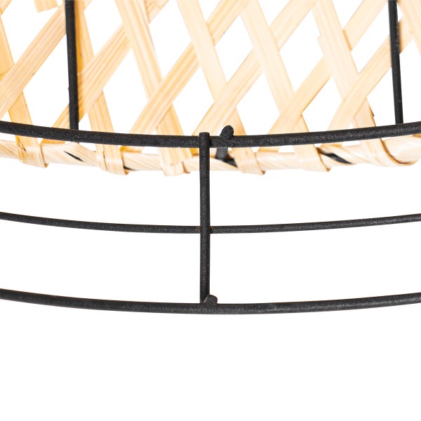 Detailansicht eines Lampenschirms aus Bambus und Metall