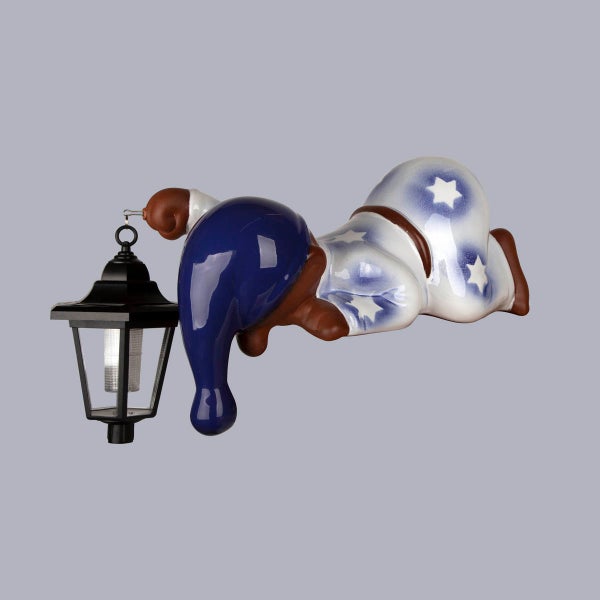 Liegende Sandmännchen Gartenfigur mit Solarlaterne, blauer Schlafmütze und Sternen-Schlafanzug aus Kunststein.