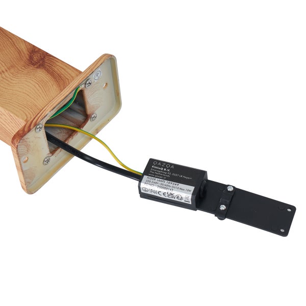 Verkabelung und Anschlusskasten mit QAZQA Logo einer Gartenleuchte in Holzoptik mit Schutzart IP44.