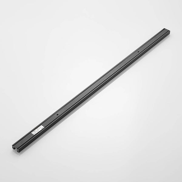 Schwarze Stromschiene für Schienensysteme aus Metall.