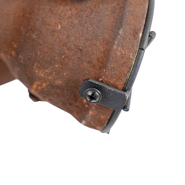 Detailaufnahme einer Rost-Optik mit Schraube und Metallelement