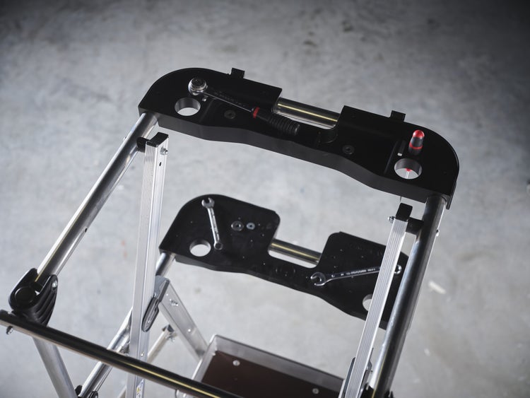 Leiter mit Werkzeugablage und Werkzeugen