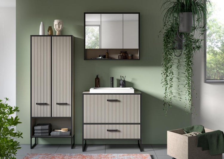 Modernes Badezimmermöbel Set mit geriffelten Fronten, bestehend aus Hochschrank, Waschbeckenunterschrank mit Waschbecken und einem Spiegelschrank.