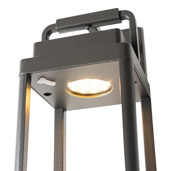 Moderne LED-Außenwandleuchte aus Metall mit Tragegriff, Schalter und integriertem LED-Leuchtmittel.