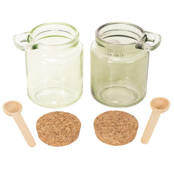 Set aus zwei Vorratsgläsern aus Glas mit Henkel, Korkdeckeln und Holzlöffeln.